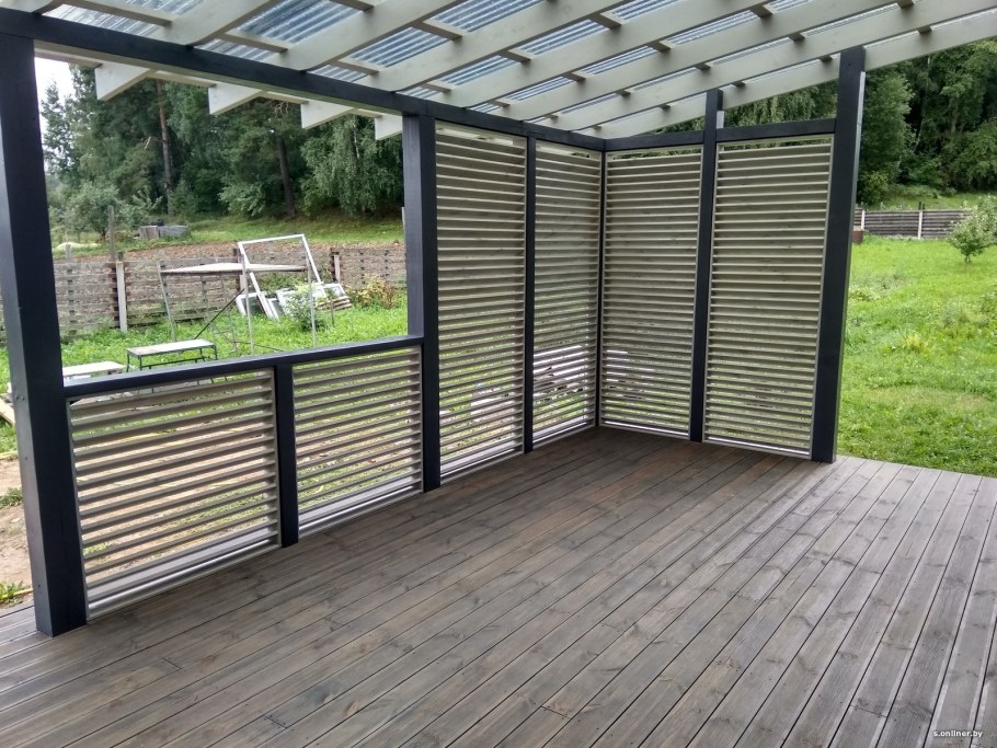 Ограждение из реек на террасе