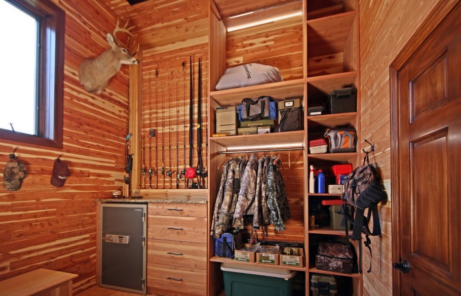 Гардеробная в деревянном доме