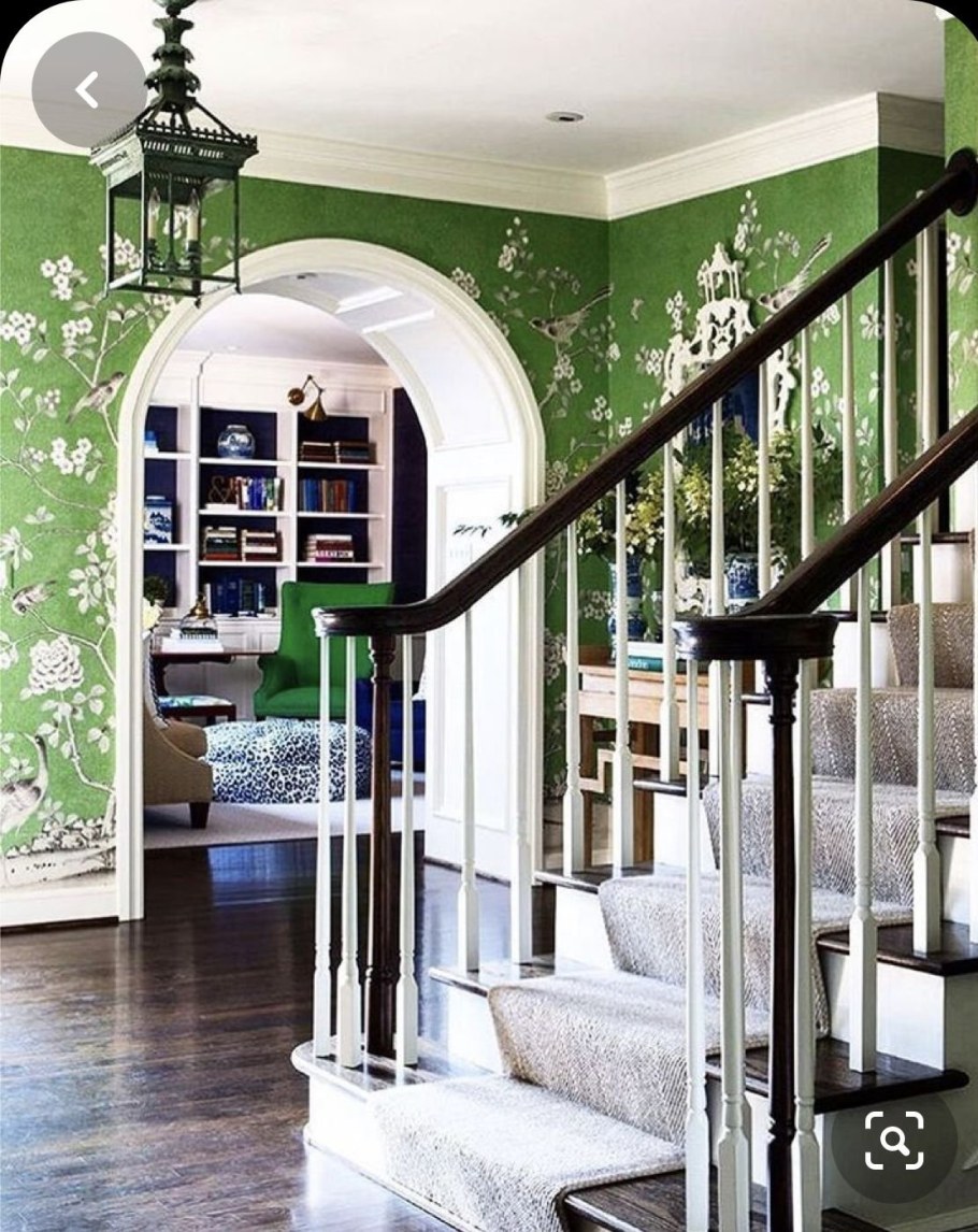 Прихожая в темно зеленом цвете