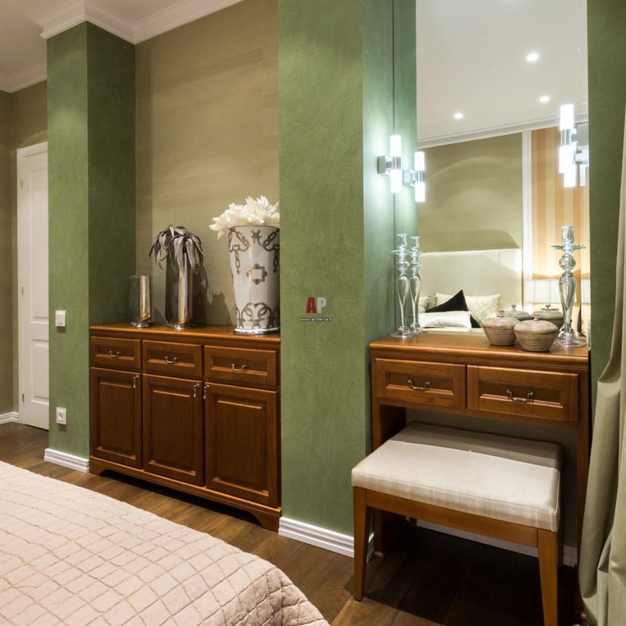 Оливковые стены в прихожей