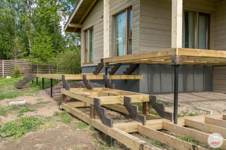 Деревянная терраса на сваях