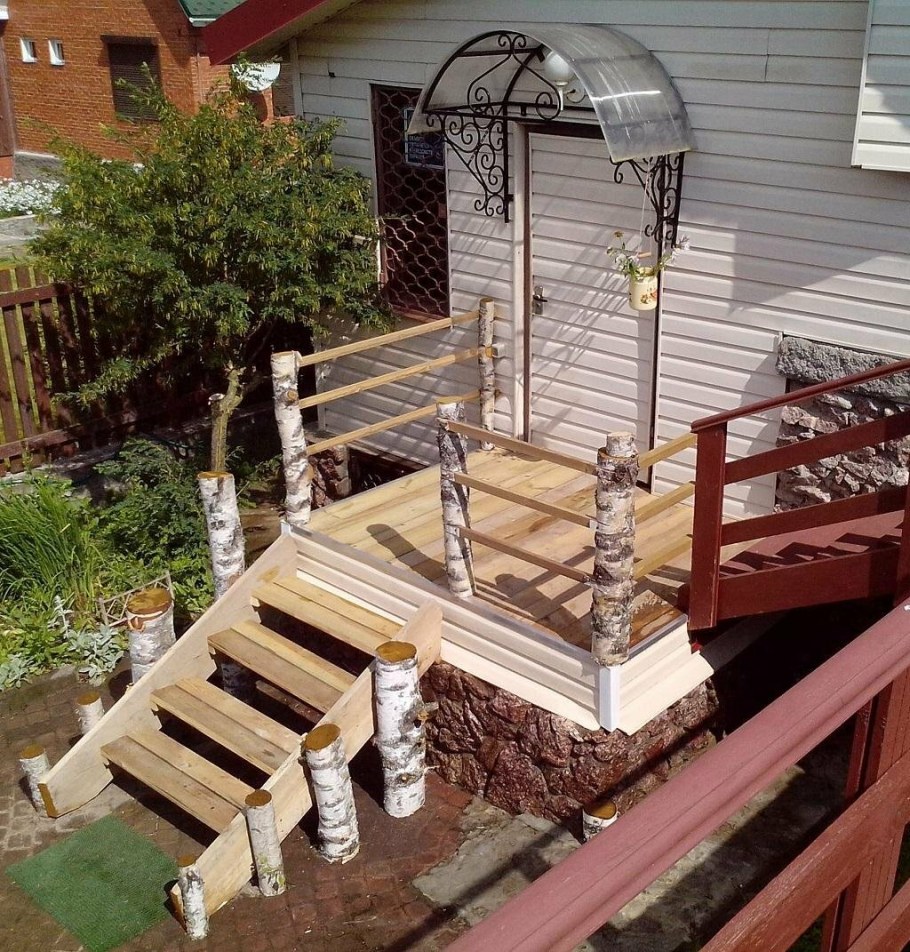 Лестница на крыльцо из дерева