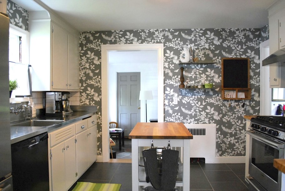 Интерьер кухни с комбинированными обоями