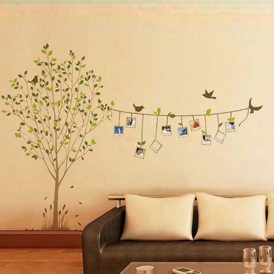 Нарисованное дерево на стене в интерьере