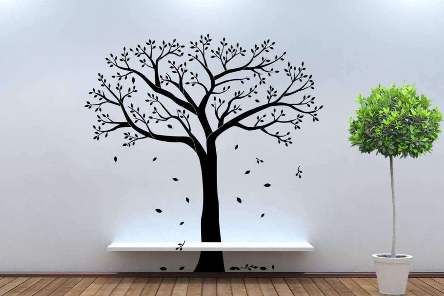 Дерево на стене
