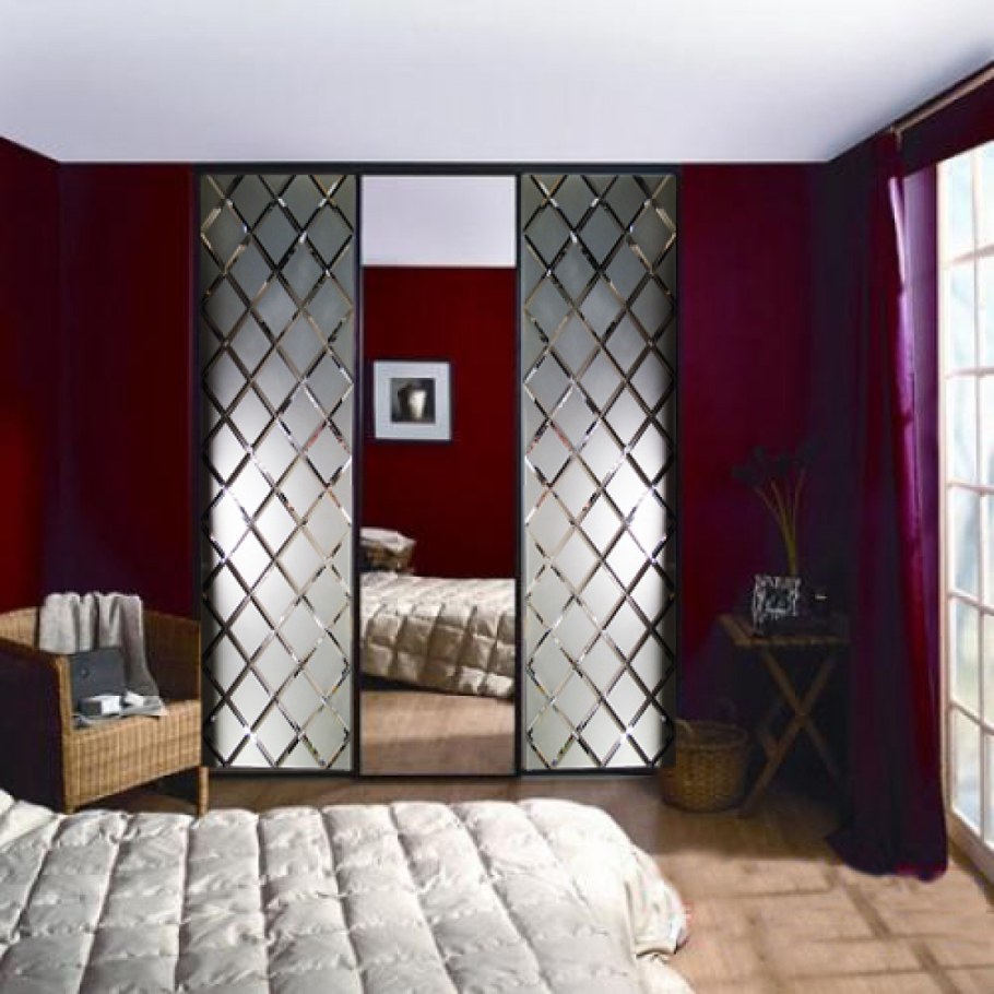 Шкаф с ромбами на зеркало