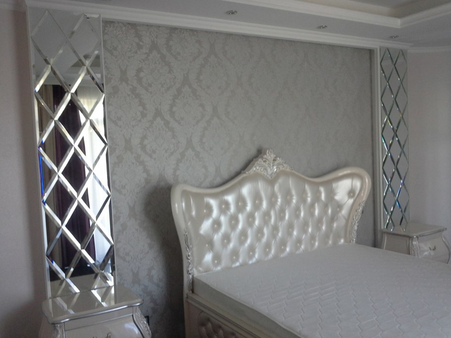 Зеркальная плитка с фацетом в спальне