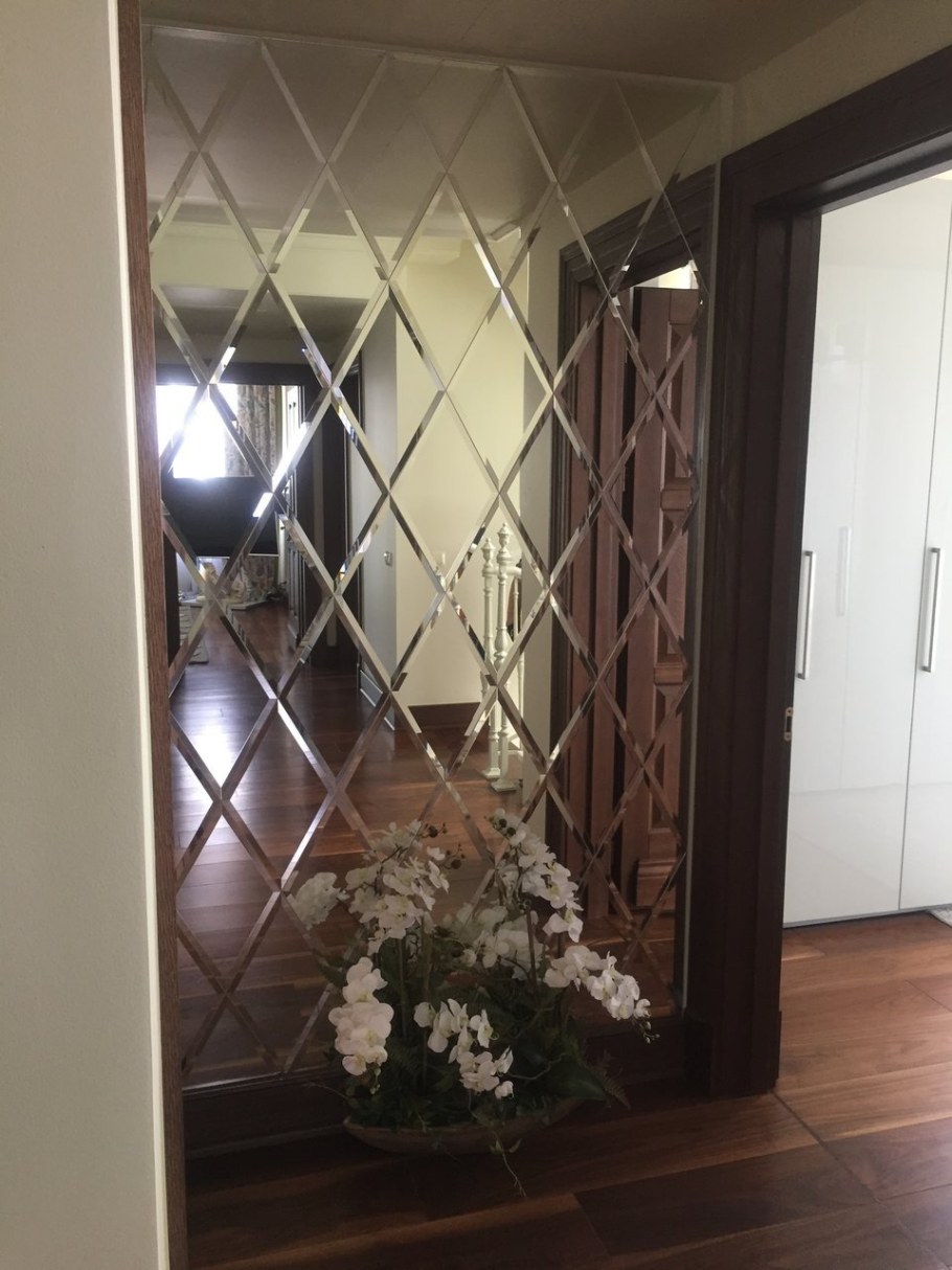 Зеркальная плитка в прихожей