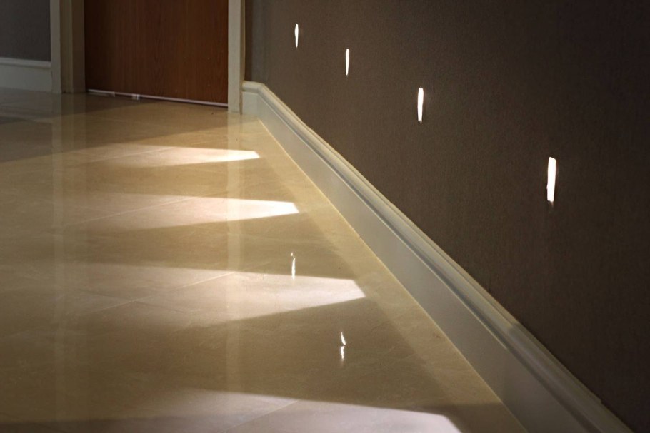 Плинтус с подсветкой напольный