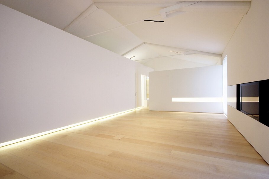 Подсветка стены с пола