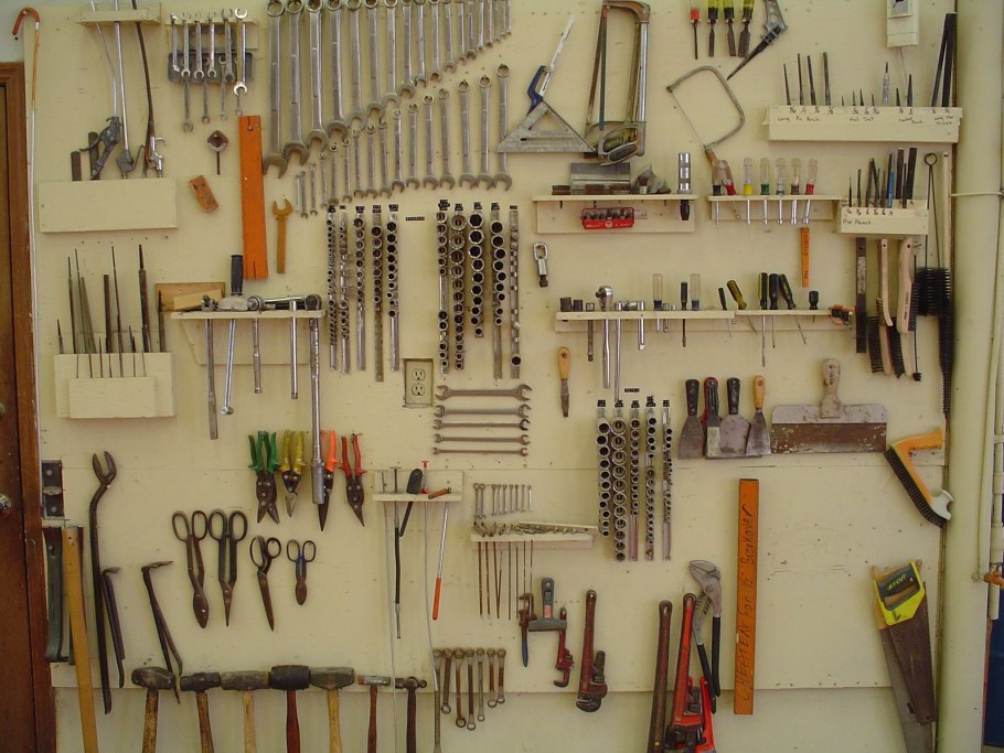 Полки для инструмента в мастерской