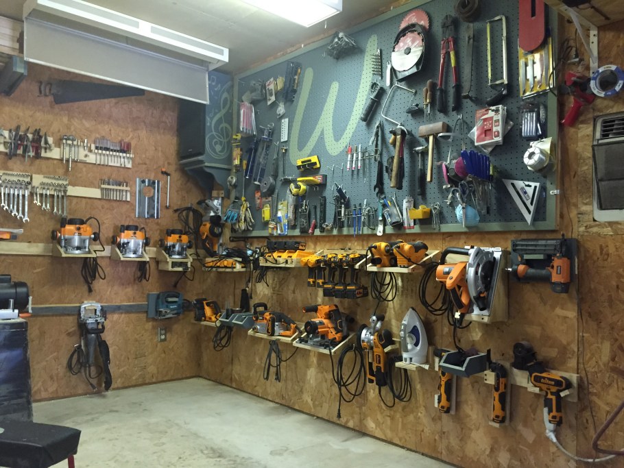 Полки для электроинструмента в мастерской