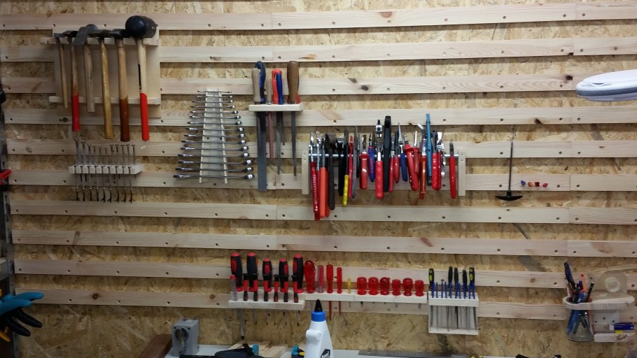 Полки для инструмента в гараже