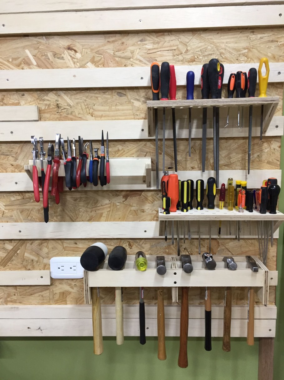 Полочки для инструментов в гараже