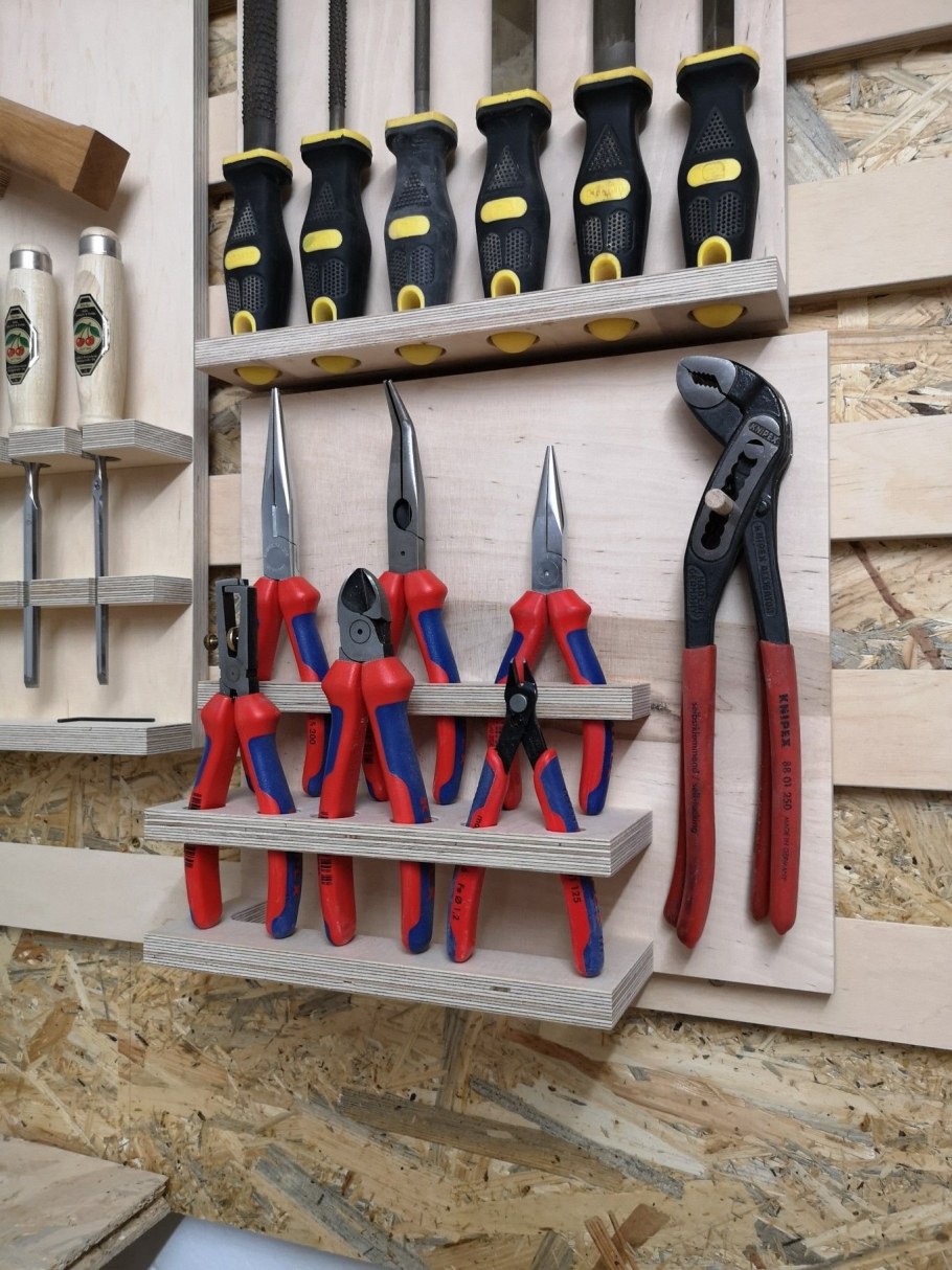 Полки для инструмента в мастерской