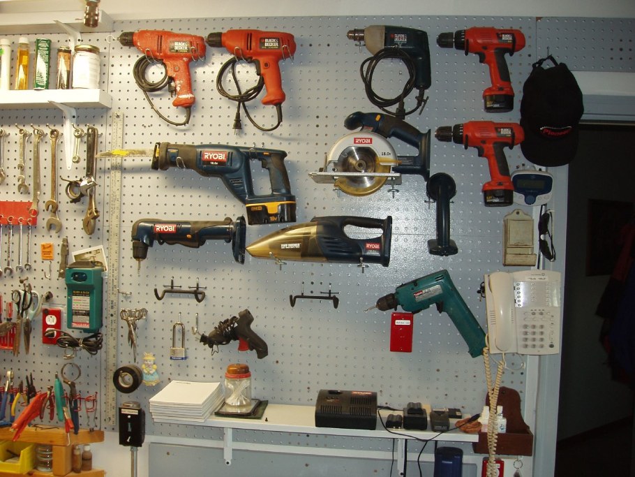 Инструменты в гараже на стене