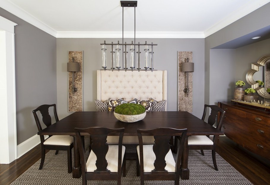 Обеденный стол у стены в интерьере