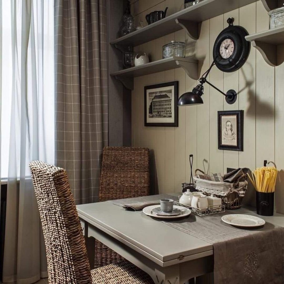 Декор стены на кухне возле стола