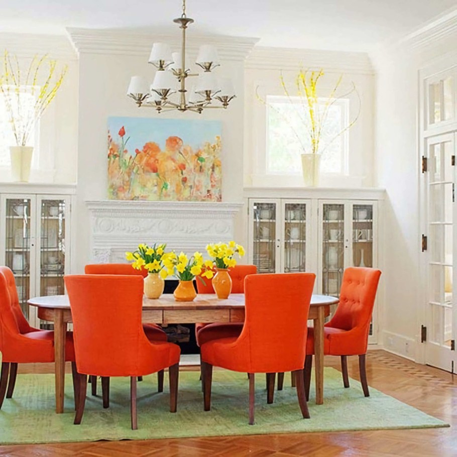 Цветные стулья в интерьере