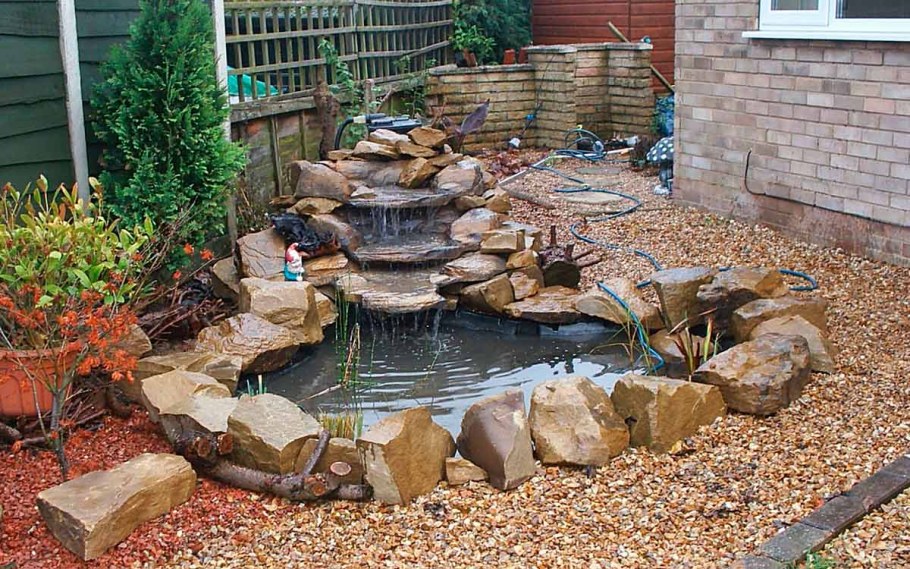 Маленький водопад в саду