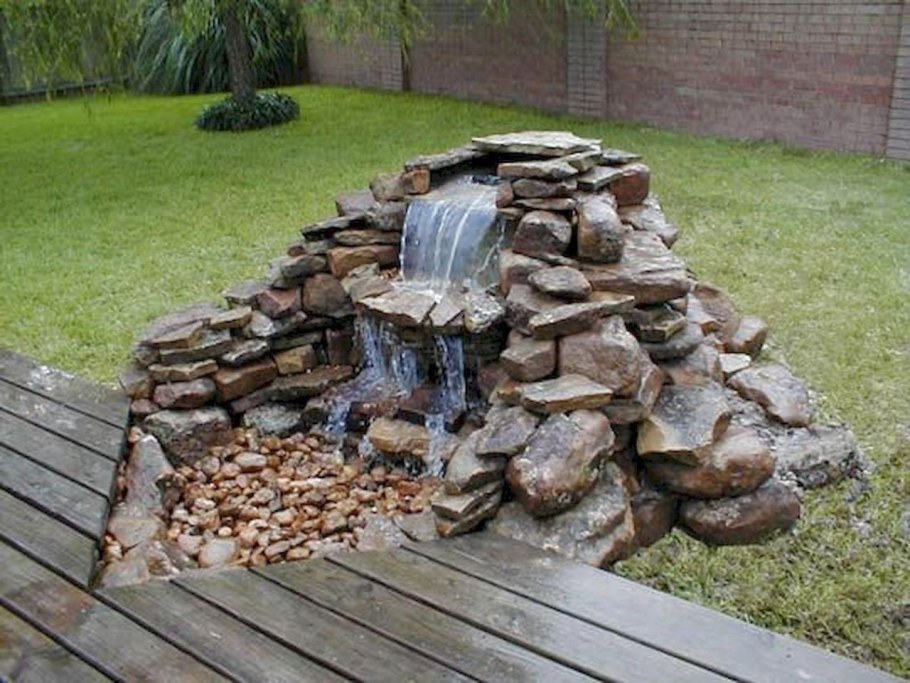 Фонтанчик с Галькой на даче