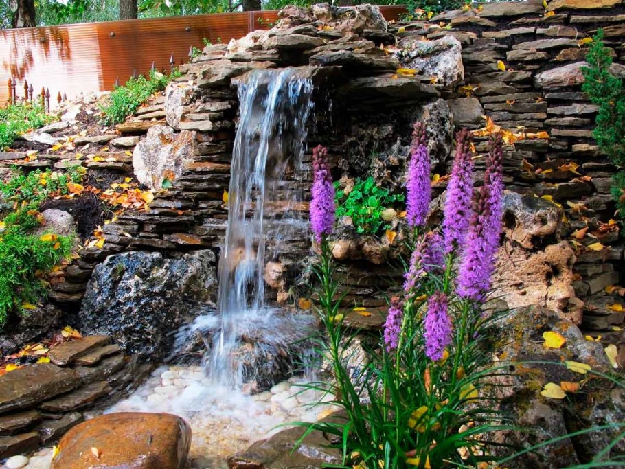 Каскад водопад на альпийской Горке