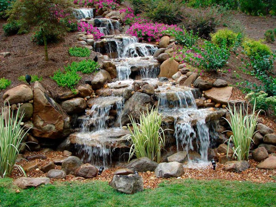 Каскад водопад на альпийской Горке