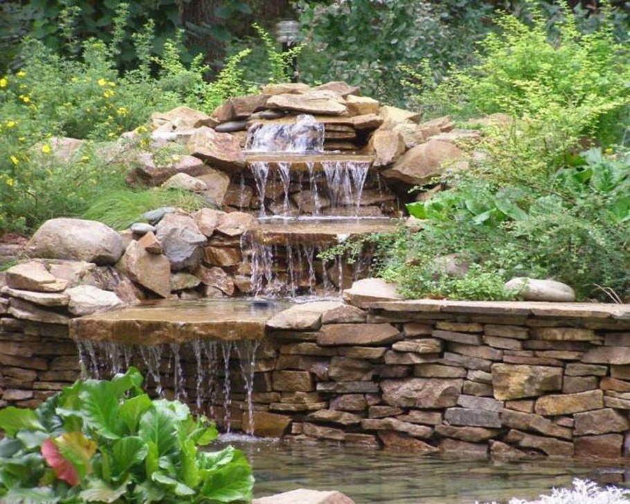 Пруд с водопадом с альпинарием