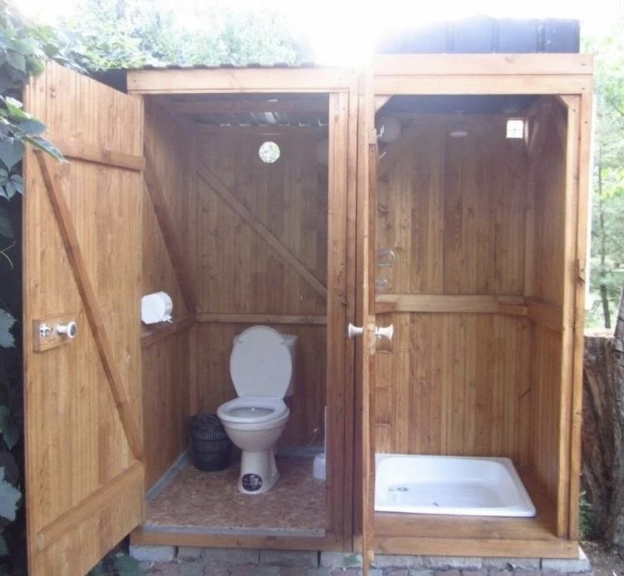 Туалет с душем для дачи деревянный