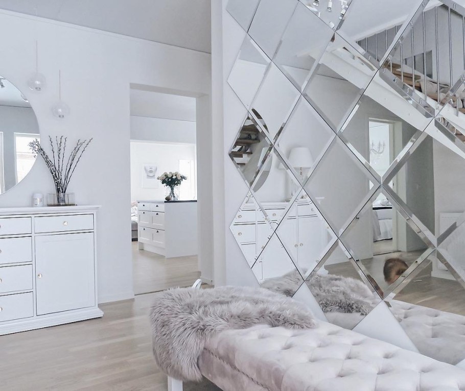 Зеркальная стена в интерьере