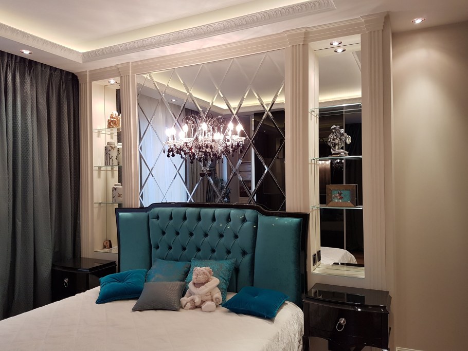 Зеркальное панно в гостиной