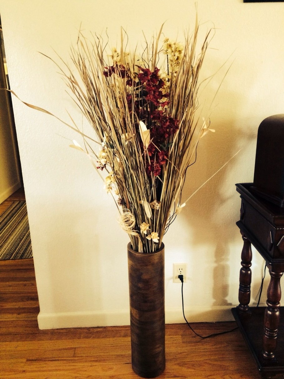 Напольная ваза с сухоцветами в интерьере