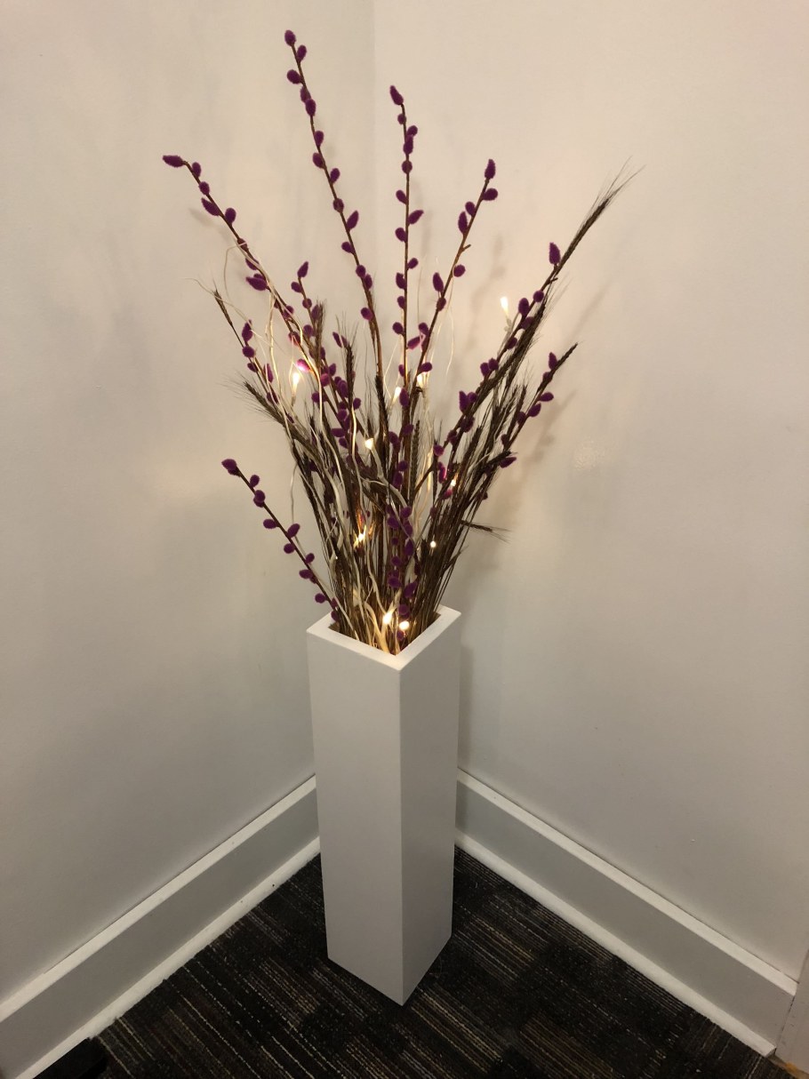 Ветки в вазе декор