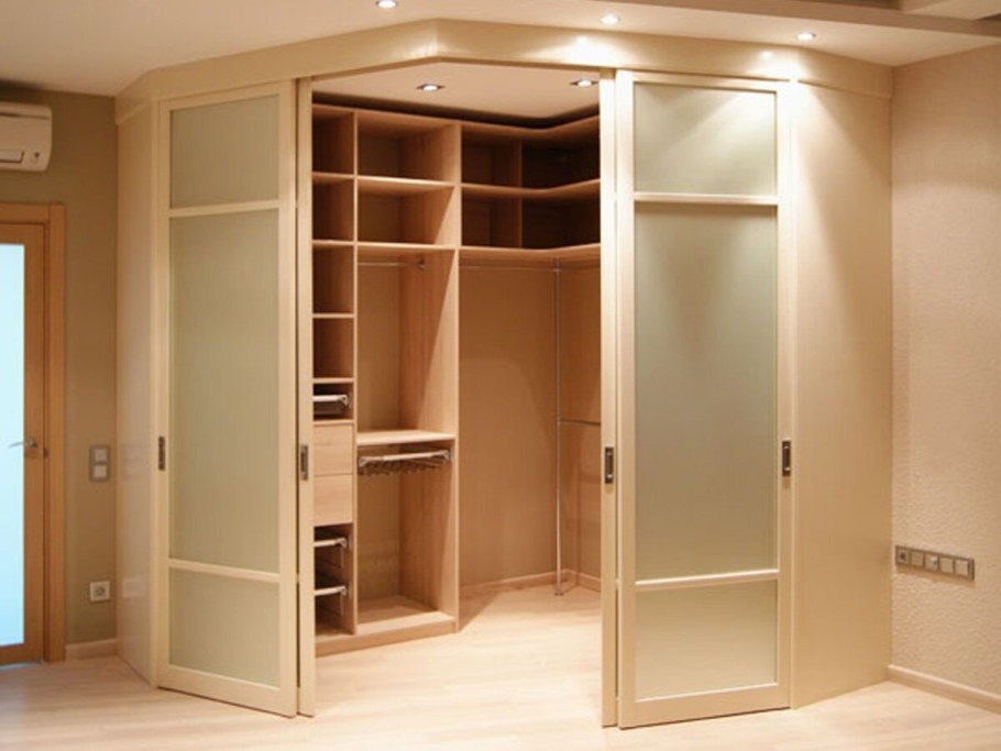 Пятистенная угловая гардеробная