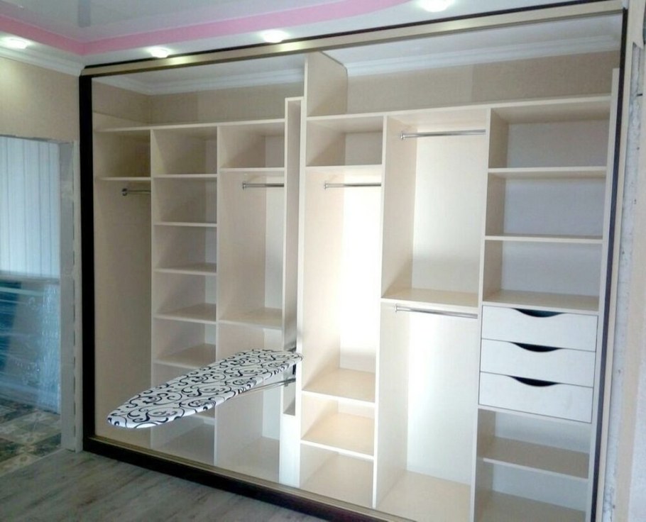 Встроенный шкаф с полками