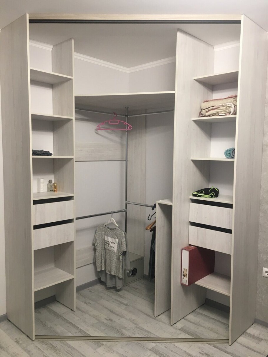 Угллаая гардеробная всспальне