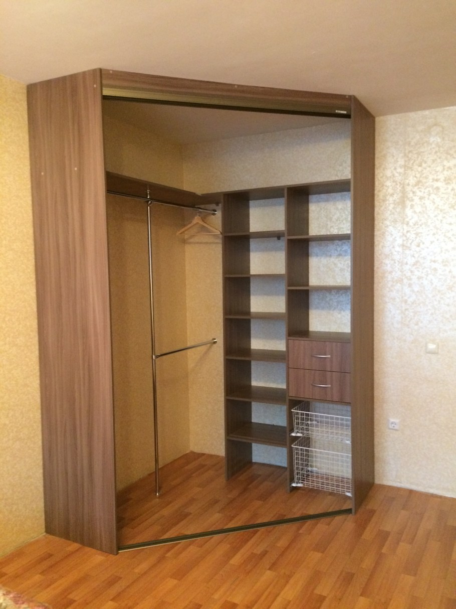 Встроенный угловой шкаф купе