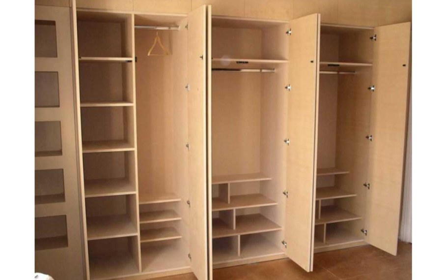 Шкаф гардероб в спальню с распашными дверями