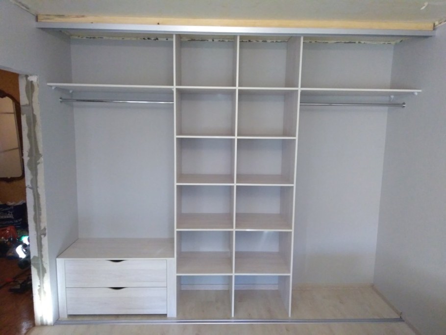 Встроенные шкафы внутри