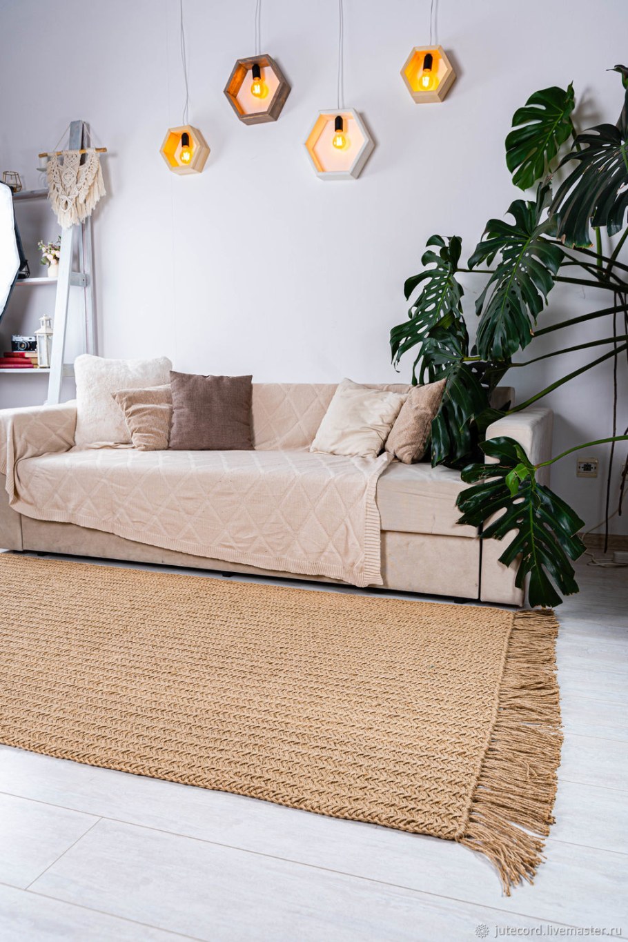 Джутовые коврики в интерьере гостиной