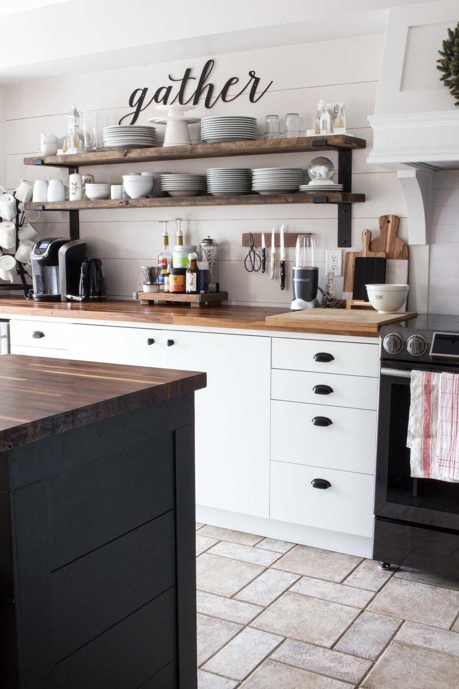 Кухня лофт без верхних шкафов