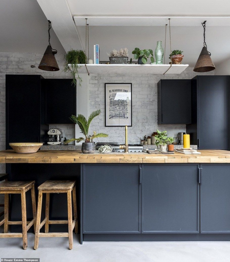 Серая кухня лофт с деревянной столешницей