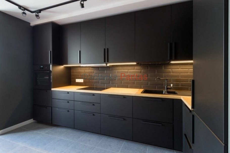 Черная матовая кухня