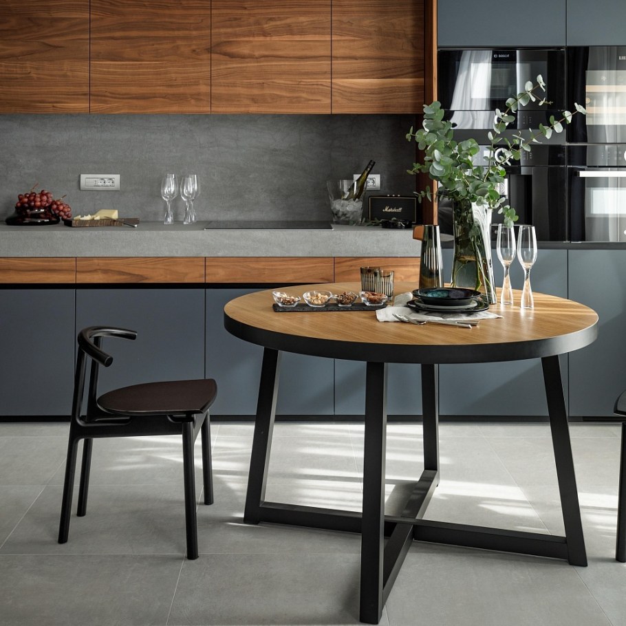 Кухня серая с деревом