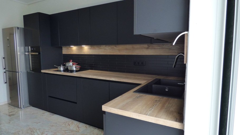 Серая кухня со столешницей под дерево