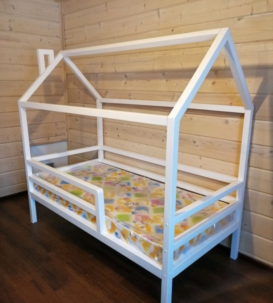 Детская кроватка домик из дерева