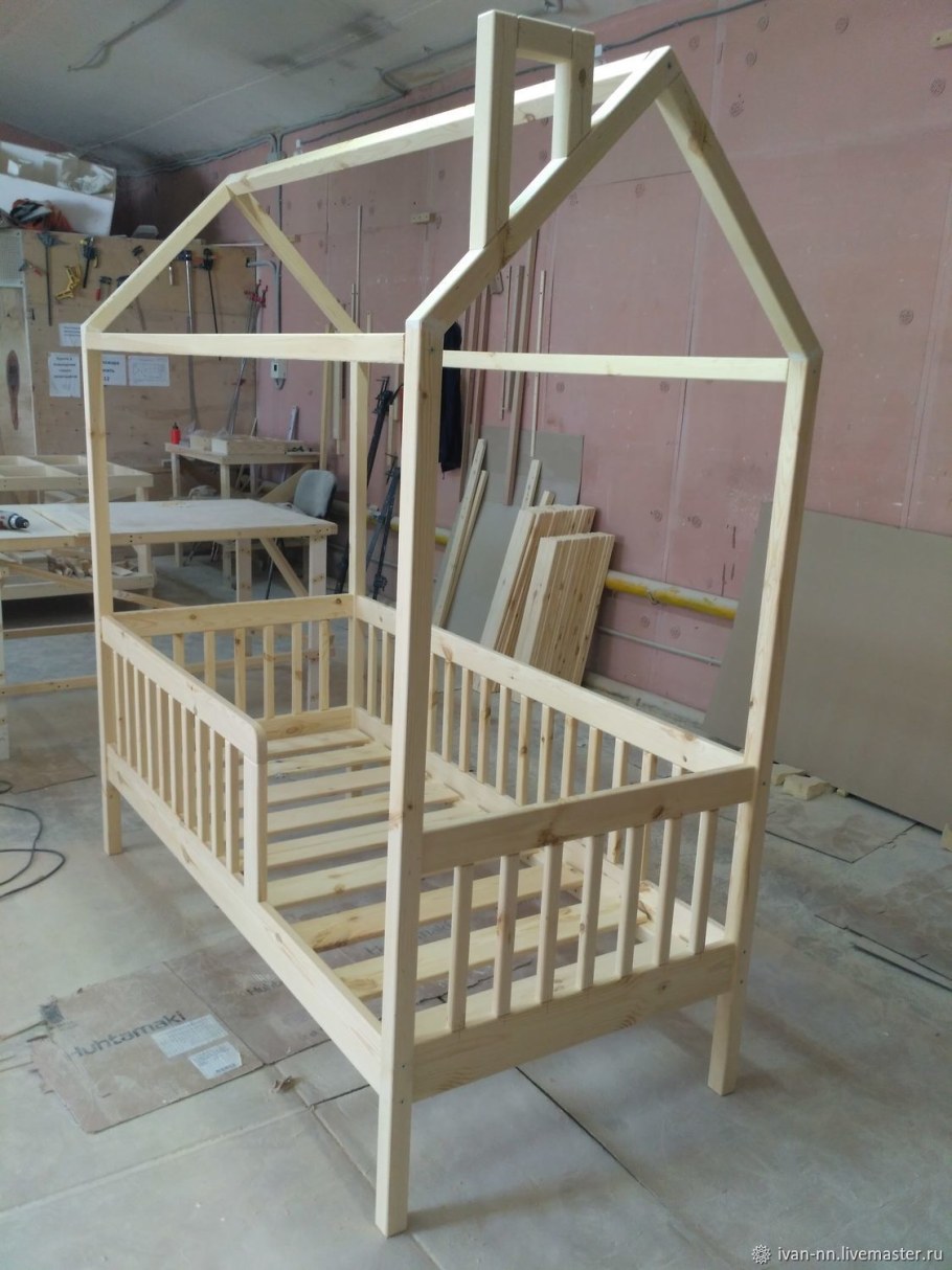 Детская кроватка домик