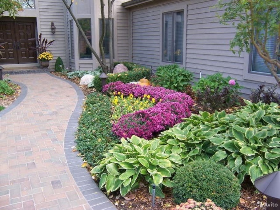 Прямоугольный цветник перед домом