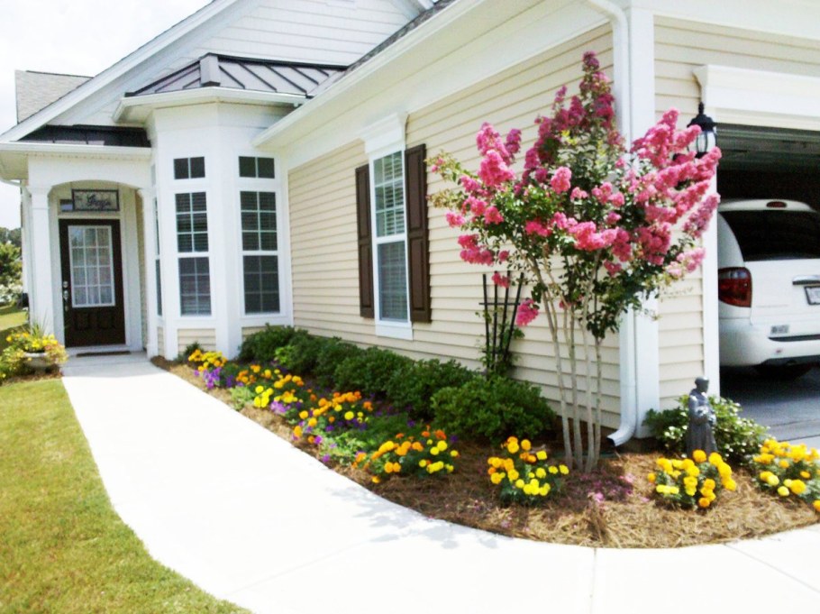 Клумба перед домом