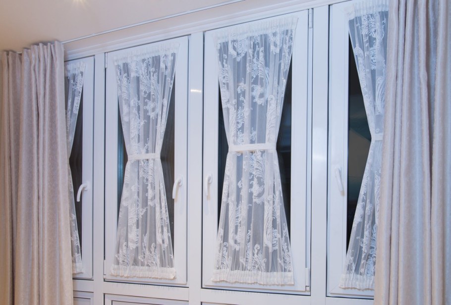 Штора на стекло пластикового окна